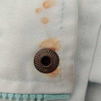 Czym usunąć rdzę z ubrania?