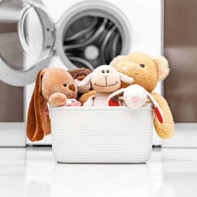 Jak prać pluszaki? Czy można je włożyć do pralki?