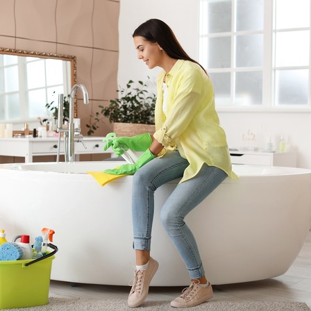 Czyszczenie wanny – jak usunąć kamień, osad i brud?