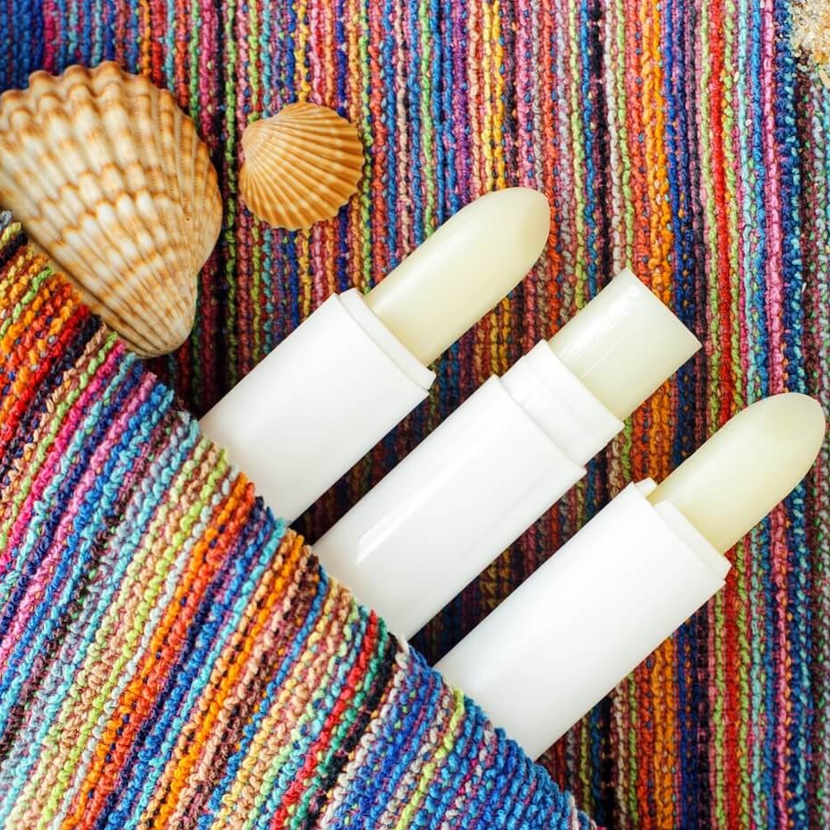 Pomadka z filtrem – dlaczego warto mieć ją zawsze pod ręką?