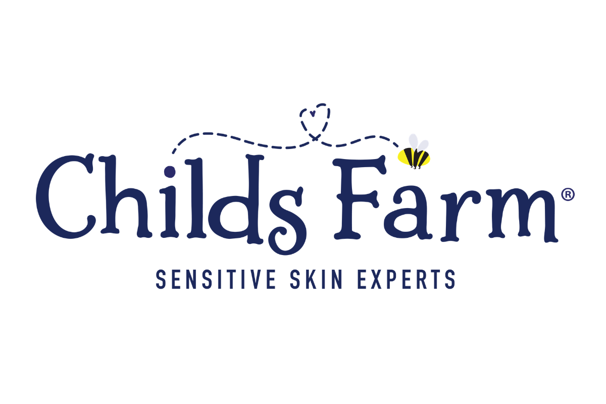 Granatowe logo Childs Farm z dopiskiem Sensitive Skin Experts, nad którym unosi się rysunkowa pszczoła zostawiająca ślad w kształcie serca. 