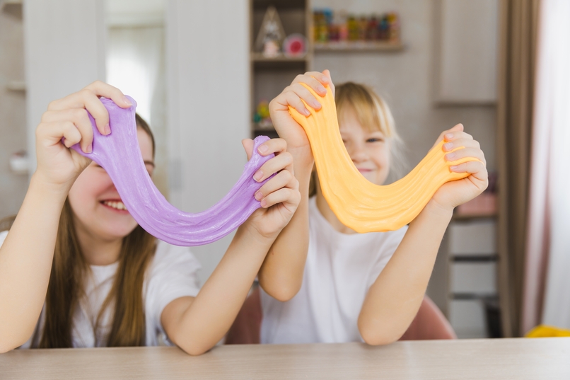 Dzieci bawią się slime'em