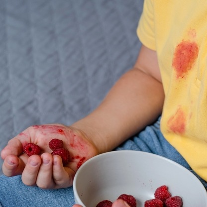 Trudne plamy z malin? Oto skuteczne sposoby usuwania