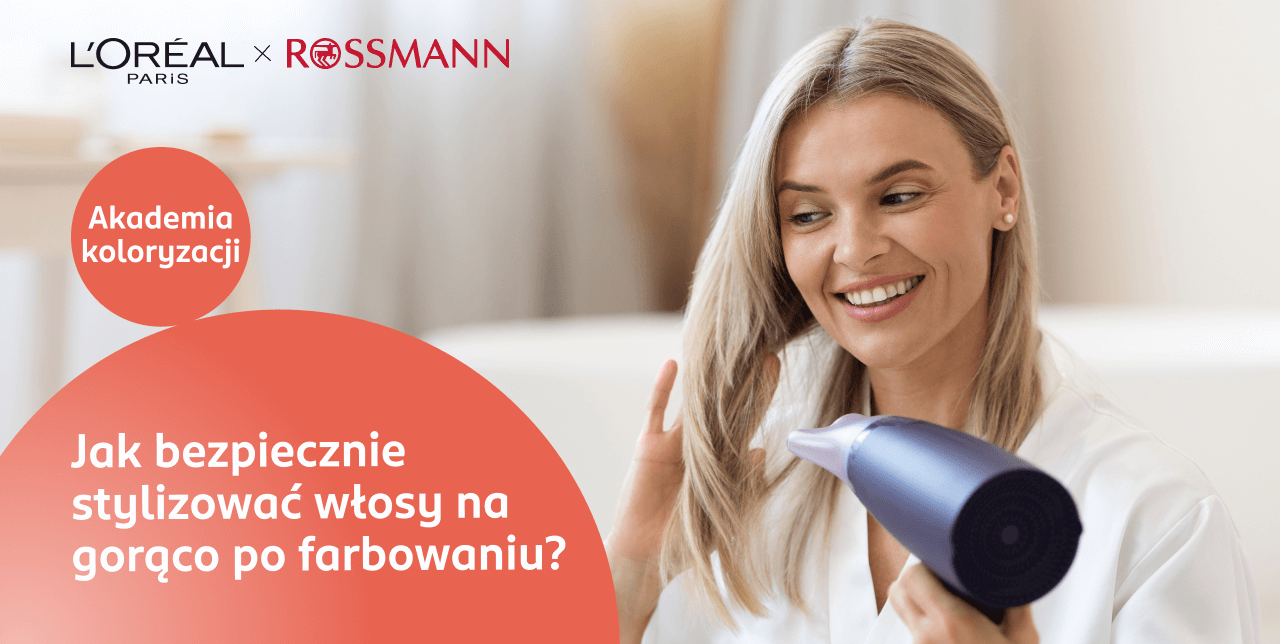 Uśmiechnięta kobieta stylizuje włosy na gorąco przy użyciu suszarki