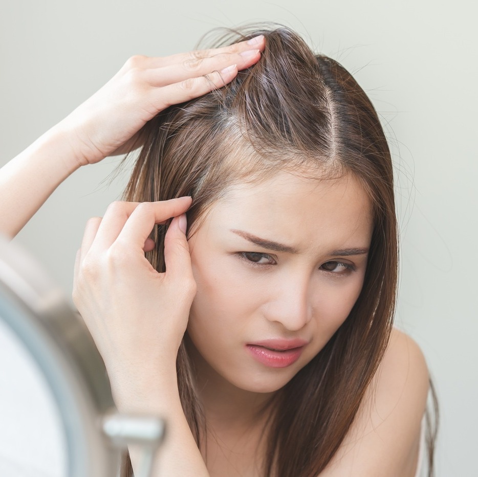 Jak ukryć siwe włosy bez farbowania? Proste triki na naturalny efekt