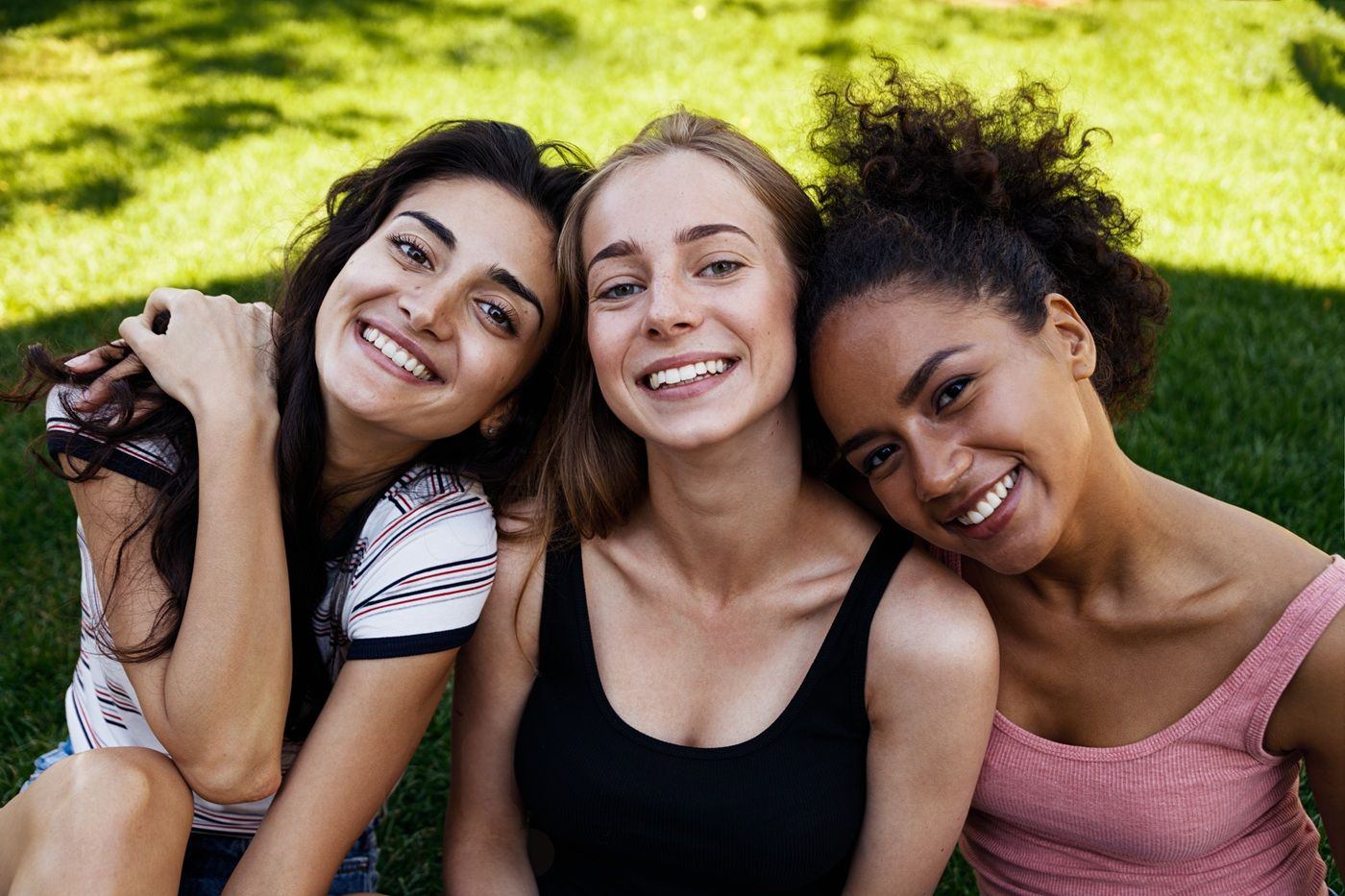 Naturalne kolory włosów – co sprawia, że odcień się zmienia? 