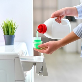 Plamy po płynie do płukania – jak je usunąć?