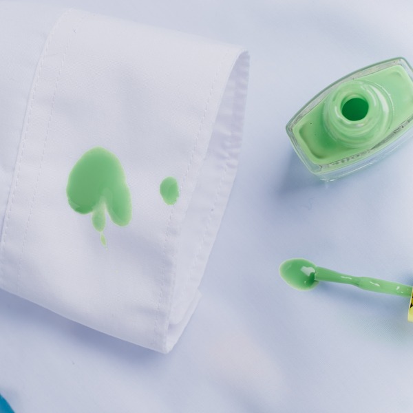 Jak zmyć lakier do paznokci z ubrania – skuteczne sposoby