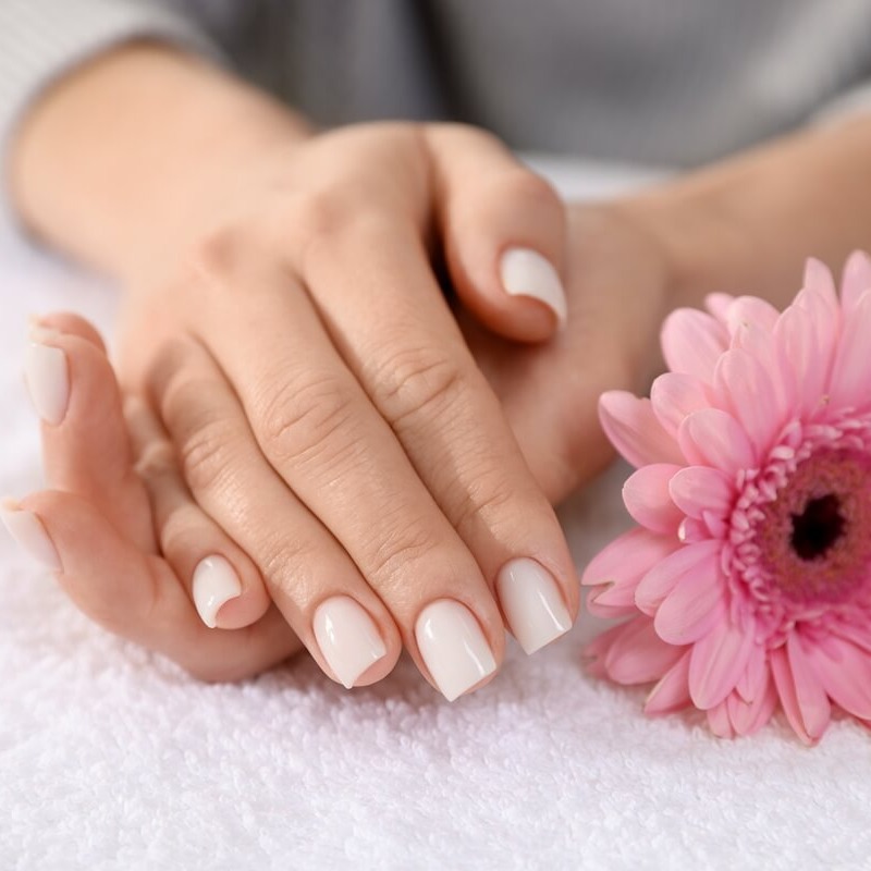 Milky nails – mleczne paznokcie, które wyglądają świeżo, lekko i elegancko. Jak zrobić je w domu?