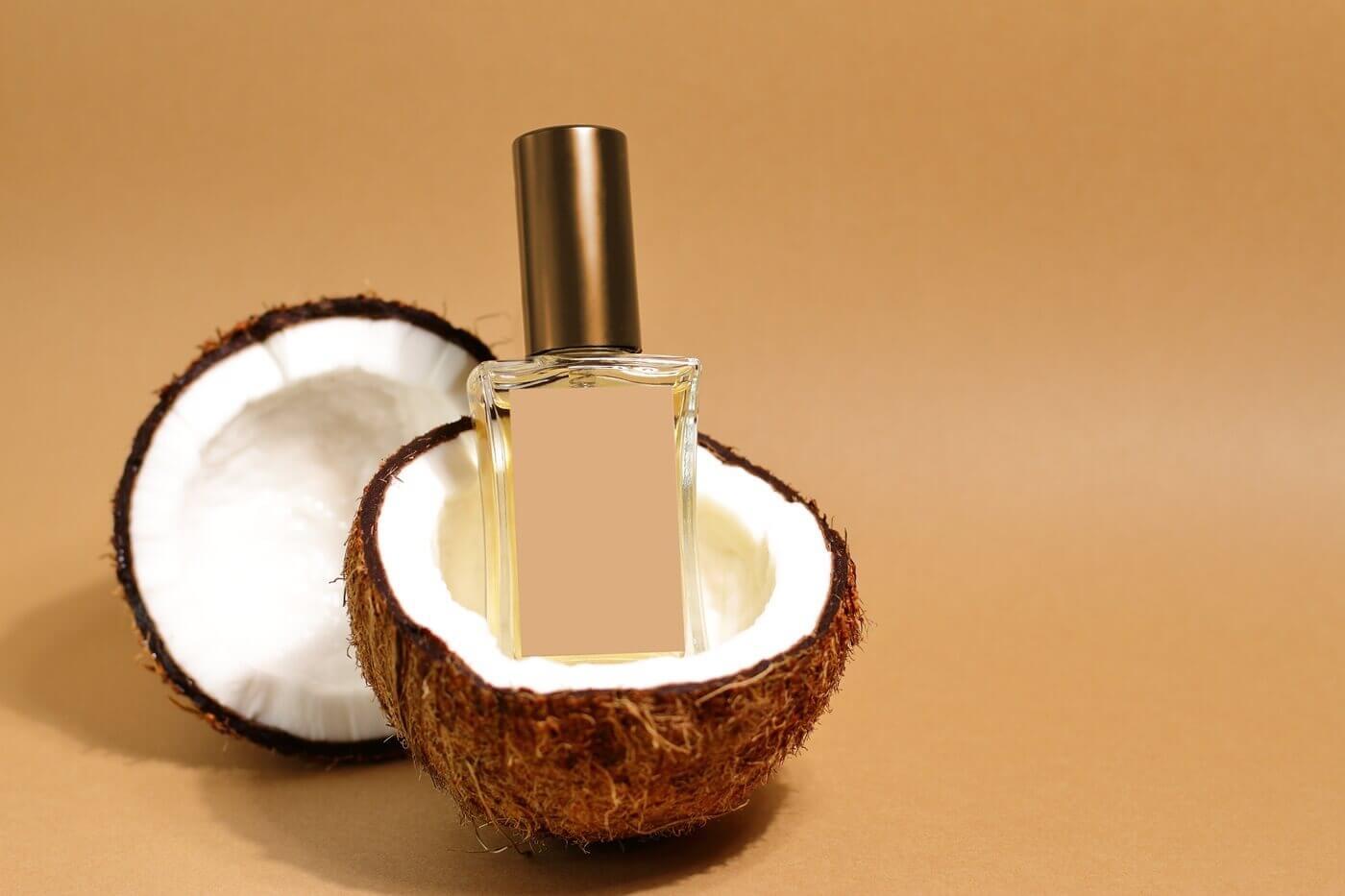 Kokosowe perfumy z środku wydrążonego kokosa.