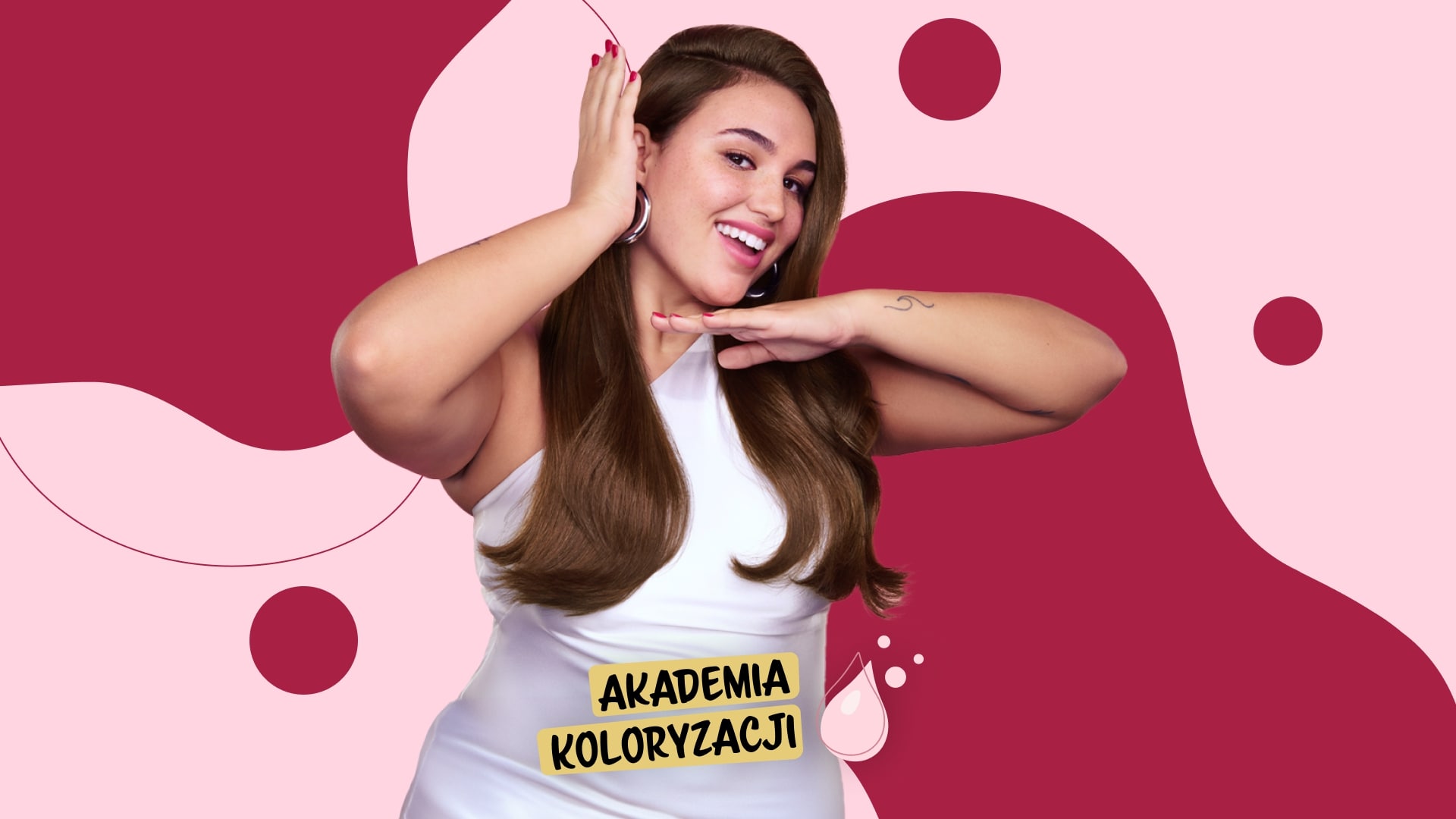 Uśmiechnięta dziewczyna w długich brązowych włosach, trzymająca dłonie blisko twarzy