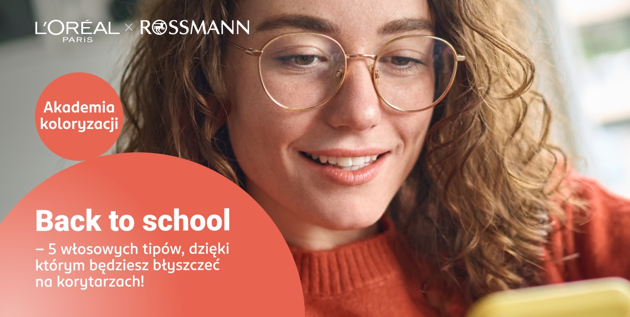 Młoda dziewczyna w kręconych włosach i okularach przygotowuje się na back to school.