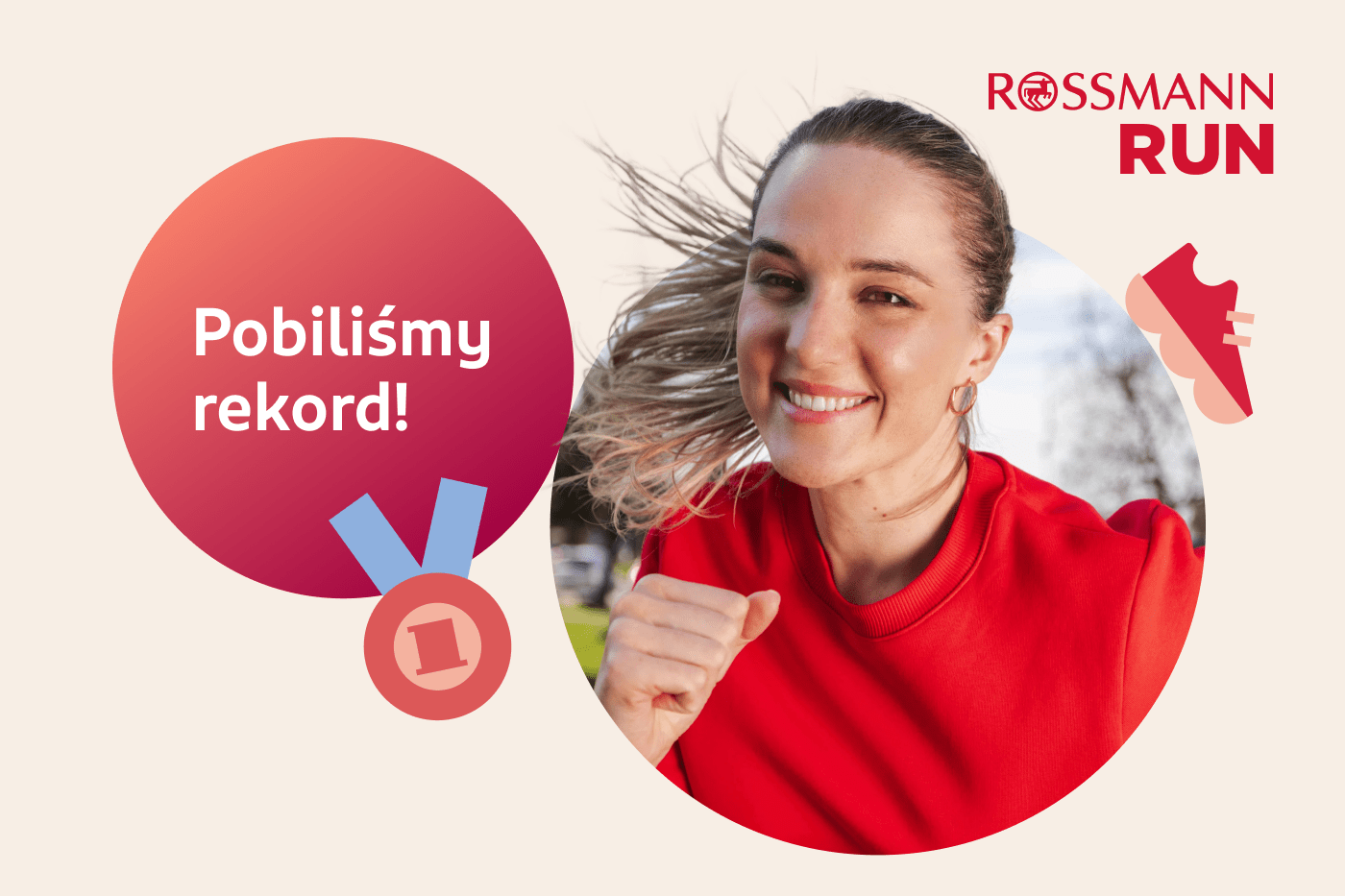 Uśmiechnięta kobieta w czerwonej bluzie świętuje rekord Rossmann Run, obok napis i grafika medalu