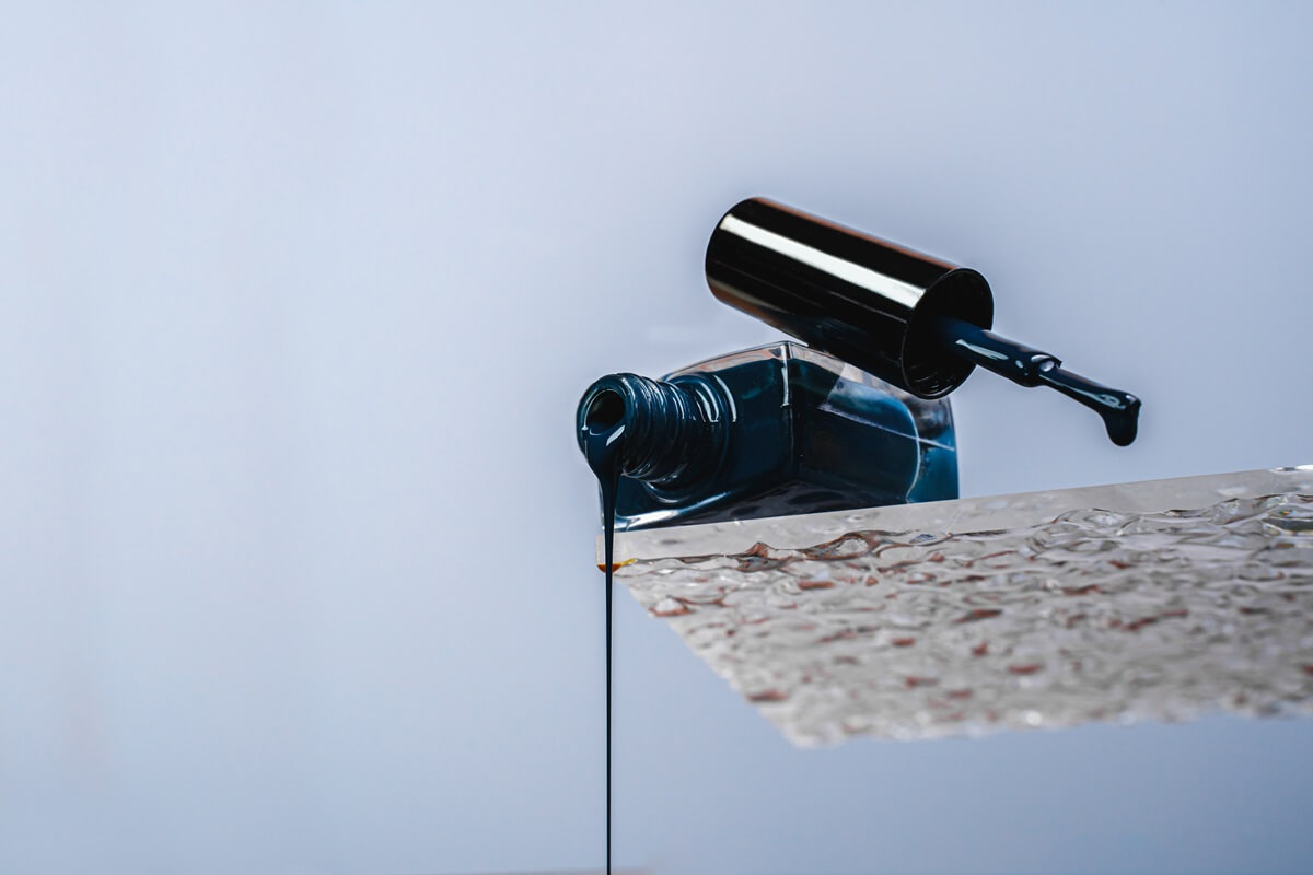 Rozlany granatowy lakier do glass nails