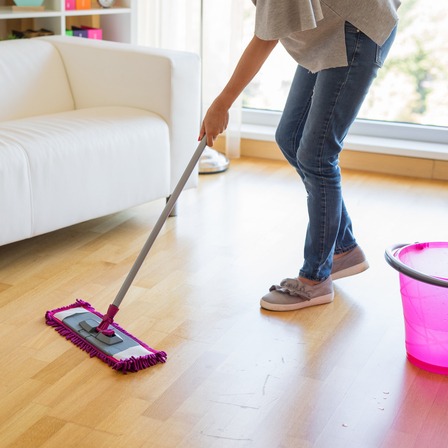 Czym myć podłogę drewnianą i parkiet?