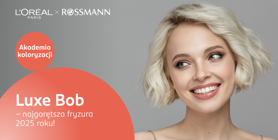 Uśmiechnięta młoda kobieta w krótkich, falowanych włosach blond