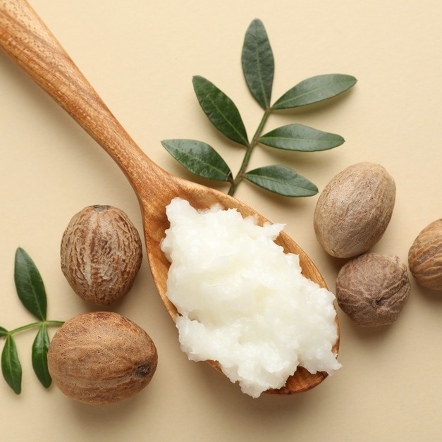 Masło shea na włosy – jak działa i jakie daje efekty?