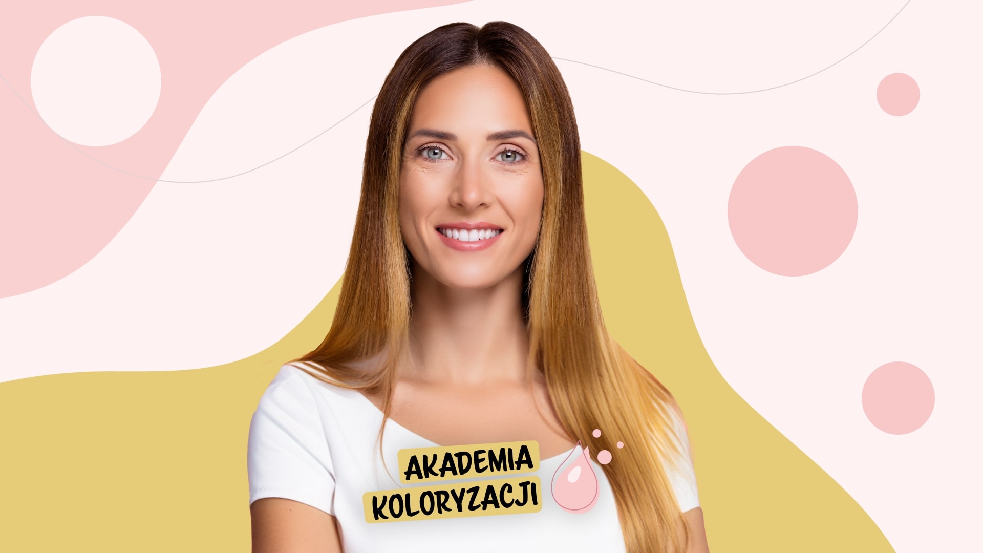 Uśmiechnięta kobieta w blond włosach, ubrana w białą bluzkę
