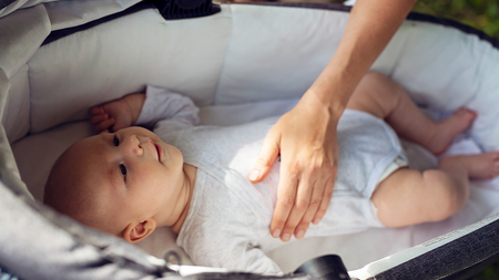 Pierwszy spacer noworodka – jak odpowiednio się do niego przygotować