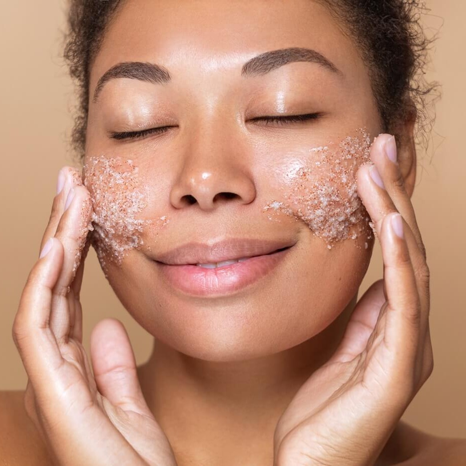 Jaki peeling do twarzy wybrać i jak go stosować?