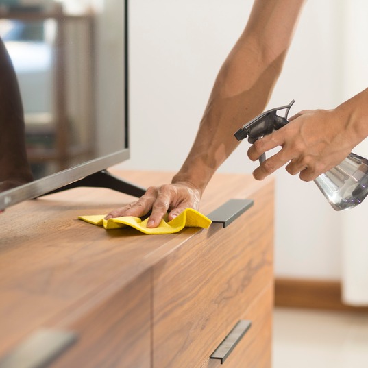 Czym czyścić drewniane meble – jakie są domowe sposoby?