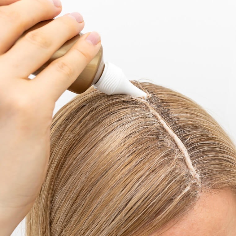 Jak prawidłowo wykonać peeling skóry głowy i co od daje?