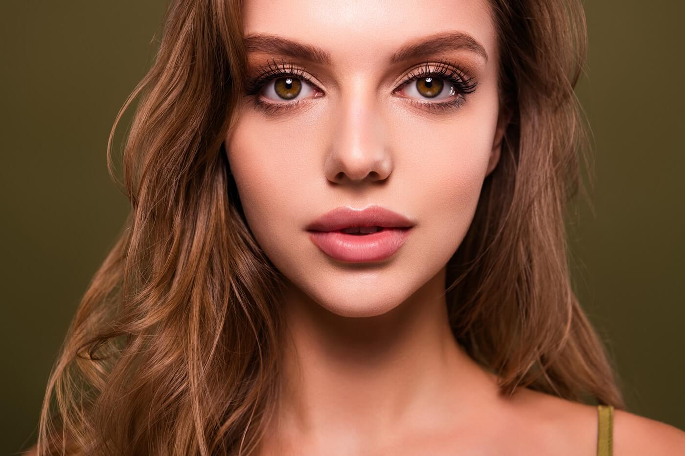 Kobieta w makijażu powiększającym oczy