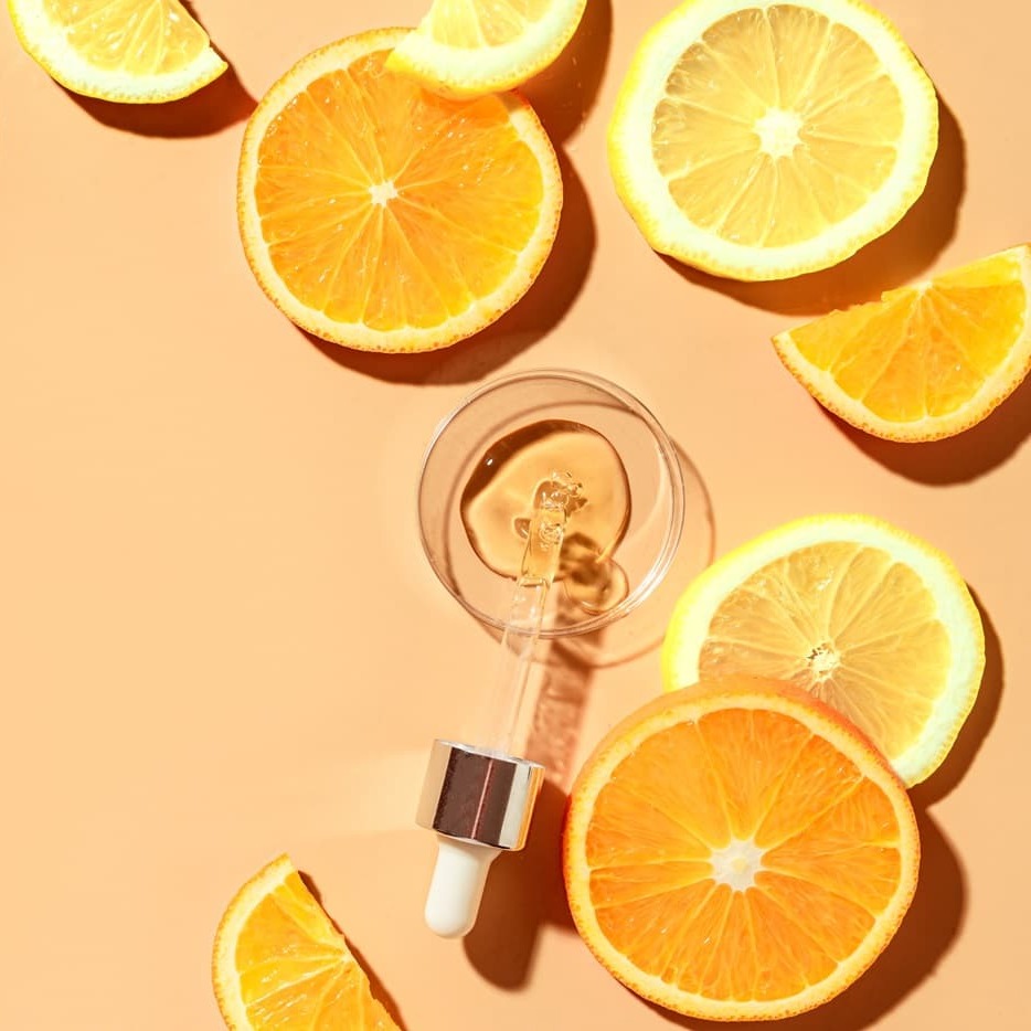 Witamina C – z czym (nie) łączyć? Sprawdzone duety pielęgnacyjne