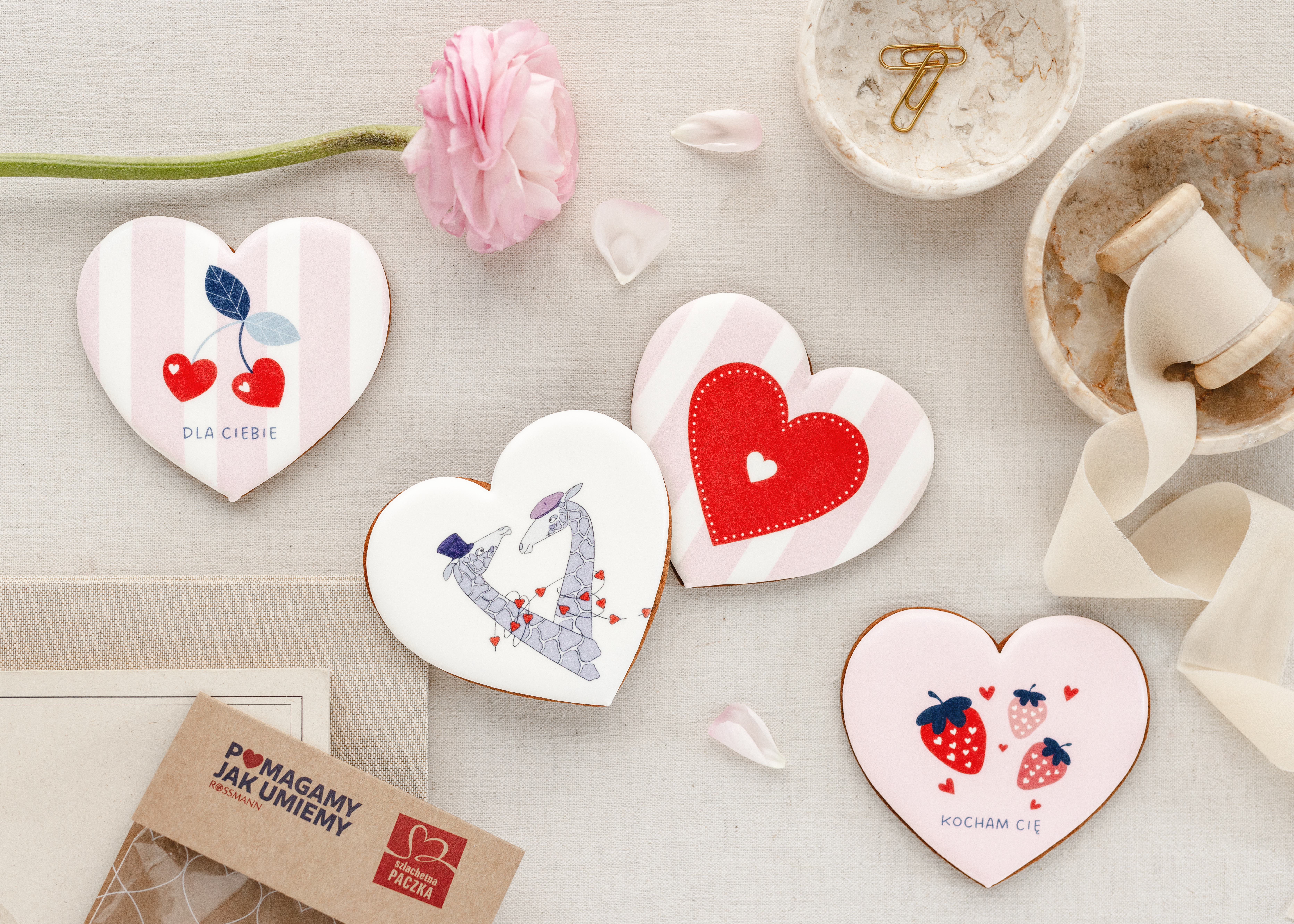 Pierniczki - serduszka z nadrukami - wisienki, czerwone serce, żyrafy i truskawki