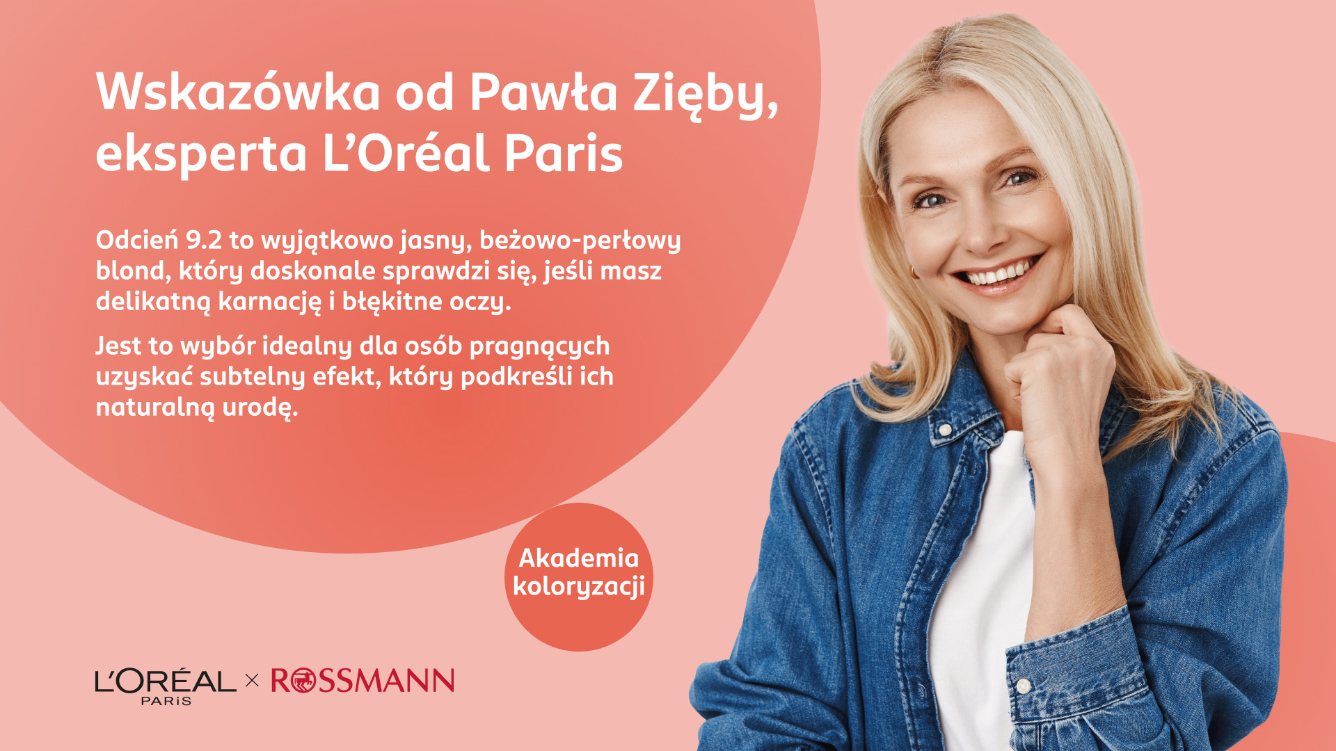 Kobieta trzyma rękę pod brodą. Ma włosy w odcieniu beżowo-perłowego blondu.