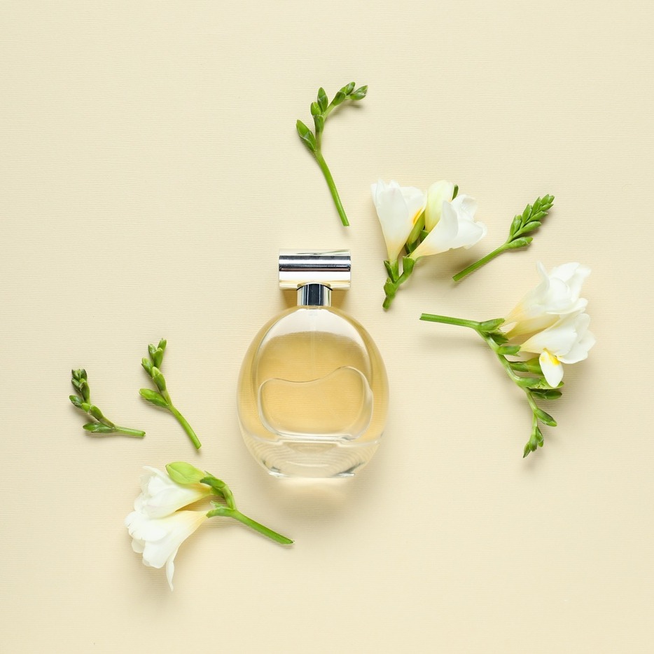 Perfumy o zapachu frezji – jak wybrać idealny kwiatowy zapach?