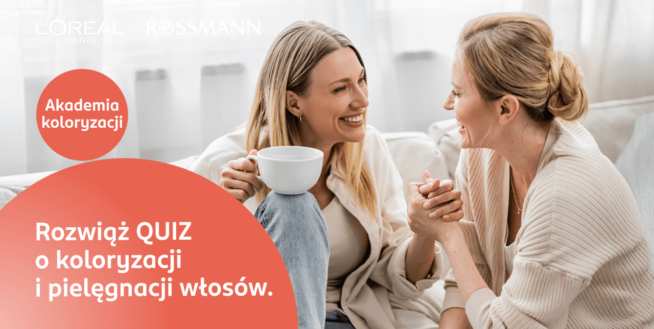 Przyjaciółki rozmawiające o koloryzacji włosów przy kawie