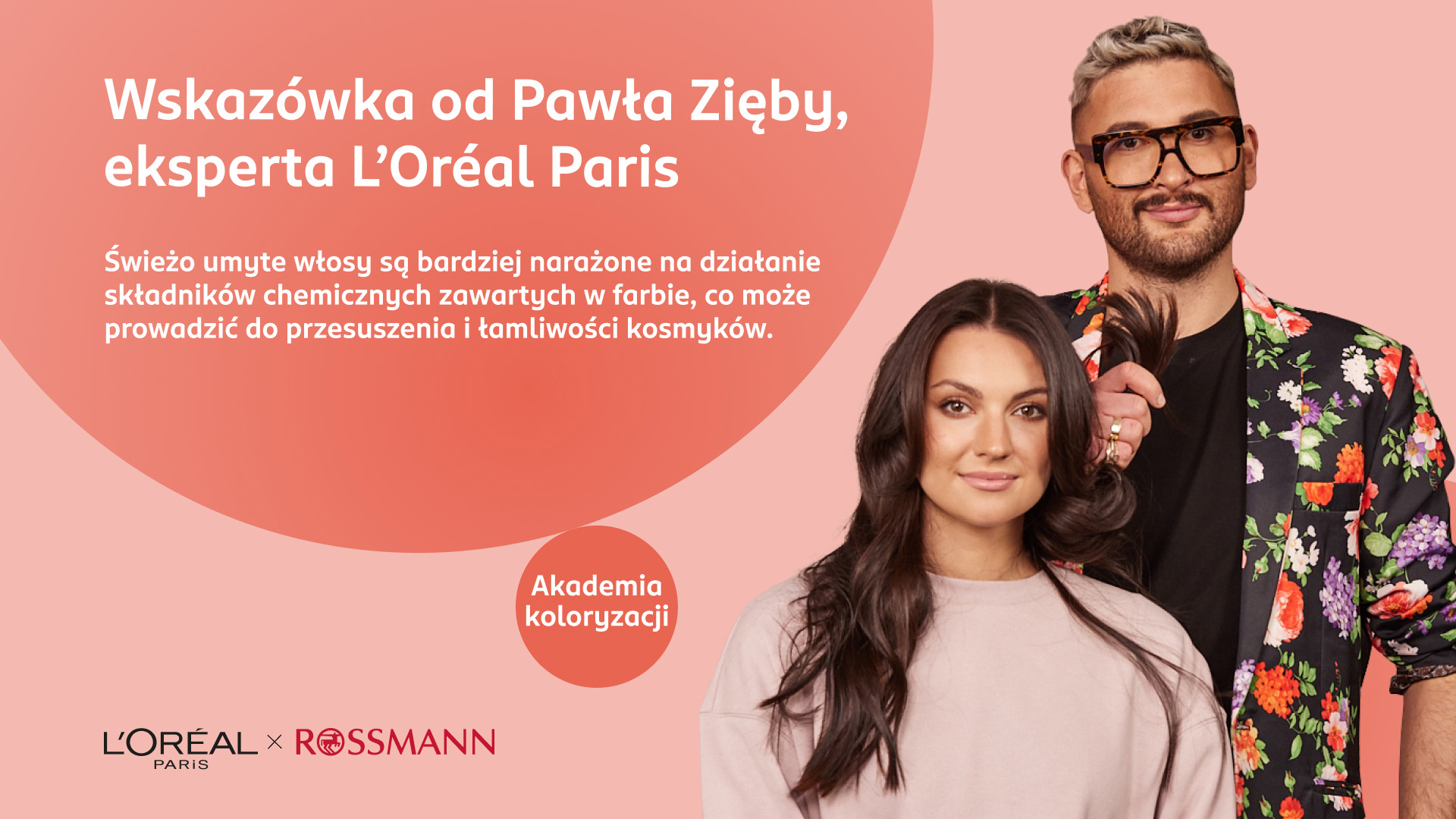 Paweł Zięba, ekspert L'Oréal Paris, trzyma kosmyk włosów dziewczyny, aby zwrócić uwagę na jej końcówki.