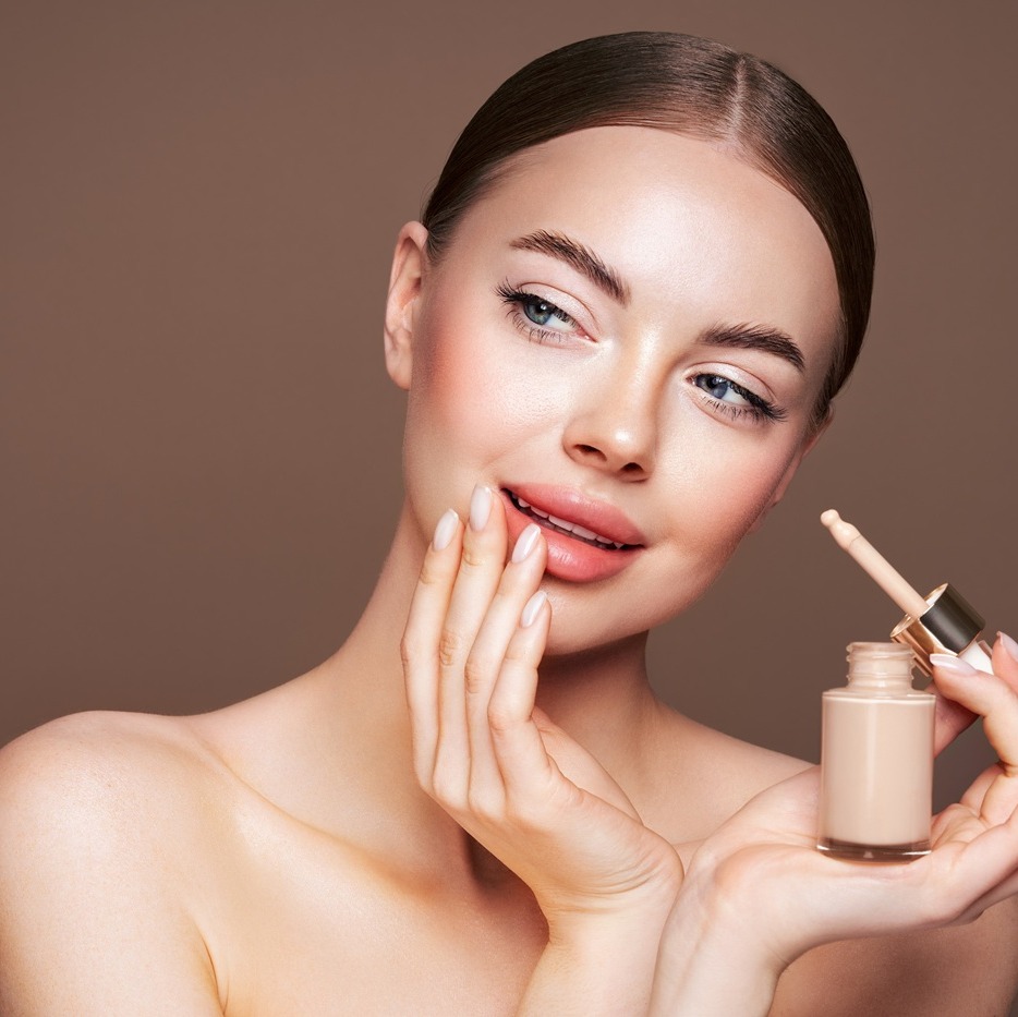 Makijaż dla cery suchej - co wybrać, żeby skóra wyglądała dobrze?