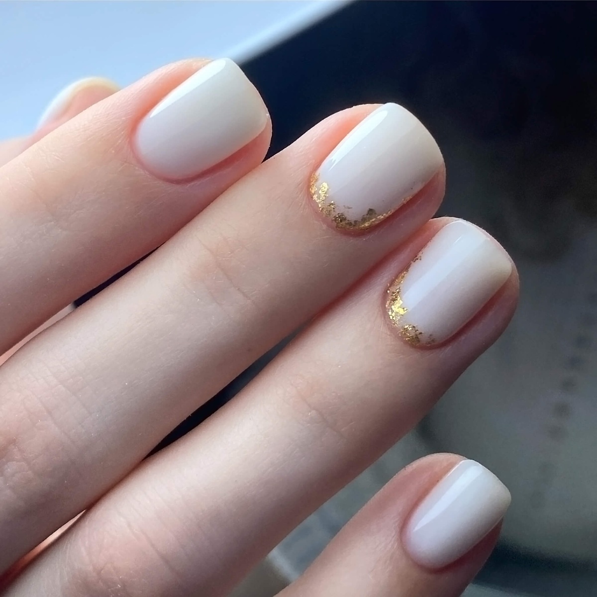 Milky nails ze złotem