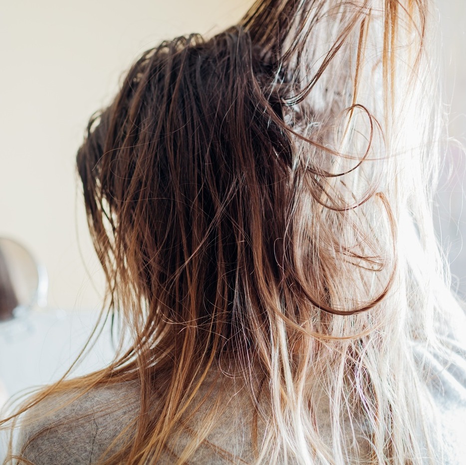 Skuteczne sposoby na strączkowanie włosów 