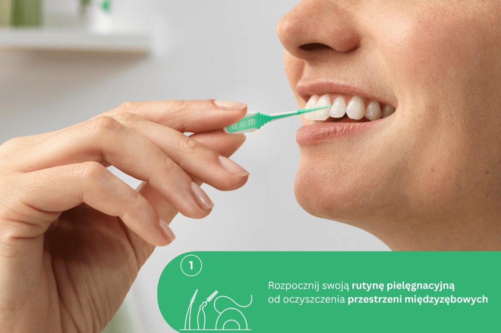 Zdjęcie kobiety czyszczącej przestrzenie międzyzębowe szczoteczką GUM SOFT-PICKS i napis, że to powinien być pierwszy krok w pielęgnacji.